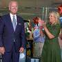 Joe Biden und seine Frau Jill nach der Nominierung. Im Hintergrund applaudieren die Enkelkinder 	