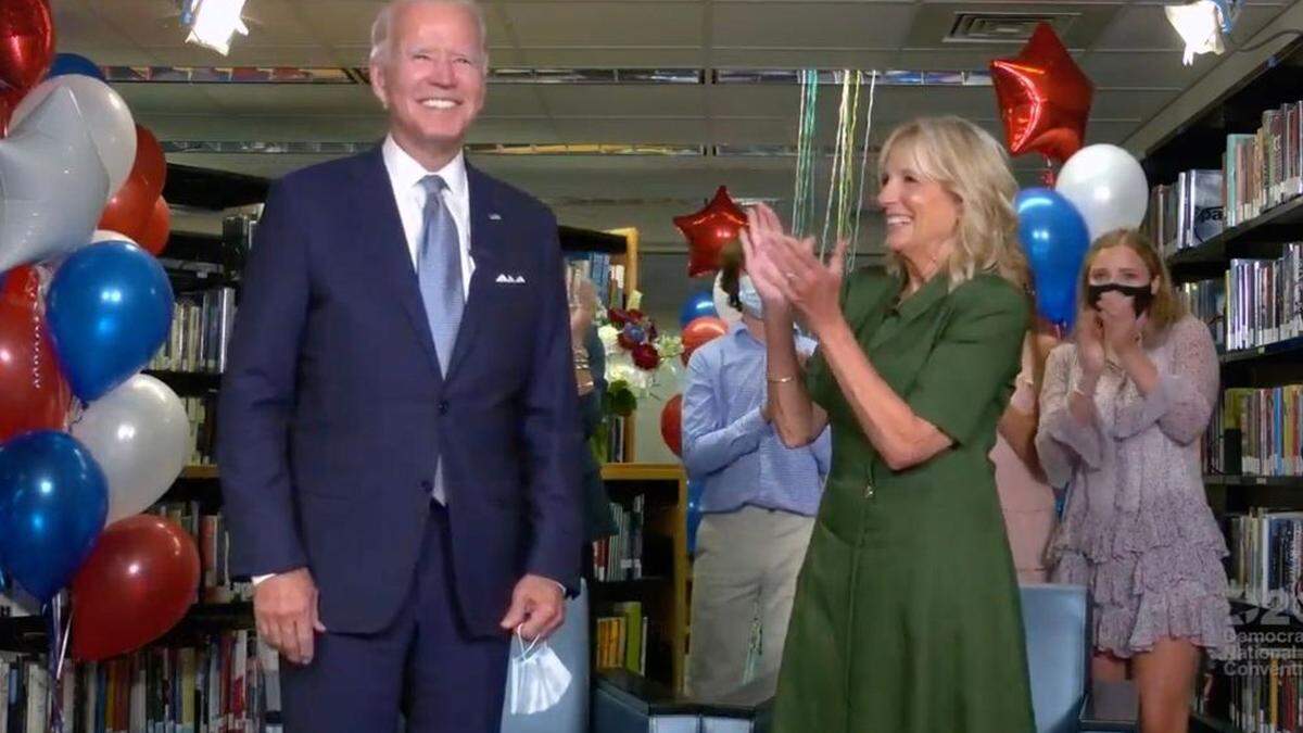 Joe Biden und seine Frau Jill nach der Nominierung. Im Hintergrund applaudieren die Enkelkinder 	