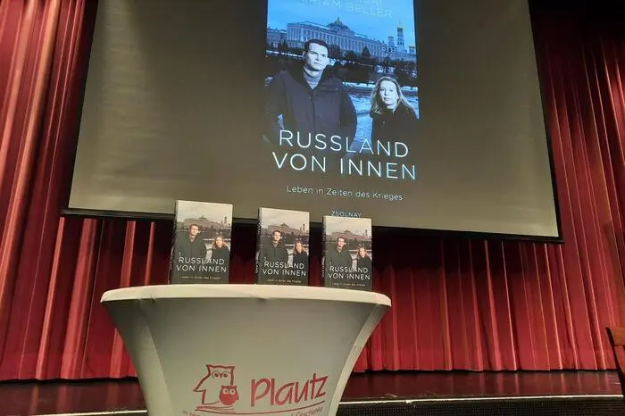 Die Politikverdrossenheit sei groß, der Widerstand, für den Krieg einberufen zu werden, jedoch gering. „Wenn sie mir sagen, dass ich muss, muss ich eben“, zitiert Krisai einen Bekannten. „Die Propaganda ist oft sehr menschenverachtend“, erzählt Beller. „Ihr Ziel ist, dass die Menschen nicht glauben, was sie sehen, sondern alles anzweifeln und Widersprüche akzeptieren. Rund eine Million Webseiten seien derzeit in Russland gesperrt. 