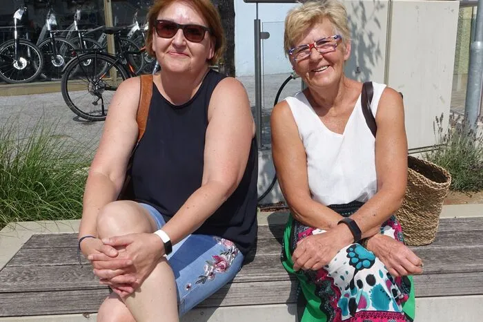 Elisabeth (aus Köflach) und Irmgard (aus Edelschrott):"Wir finden es sehr schön, dass wieder Kirtag ist. Die Gastro geht uns allerdigns schon ab, ein Hendl oder ein Würstchen wäre fein. So gehen wir dann halt nach Hause einen Kaffee trinken. Bei uns ist Familientradition, jeden Magdalenakirtag einen Kochtopf zu kaufen, früher für unsere Mutter. Das haben wir heute schon erledigt (lachen)."