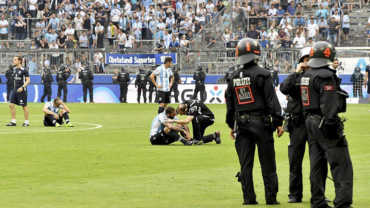 Die Polizei musste die Spieler in München nach dem Abstieg schützen