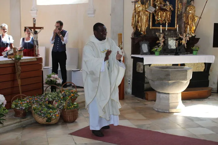 Der betende, singende und tanzende Provisor Ephraim Nwaohiri hielt die Festmesse und segnete anschließend das renovierte "Jörl-Kreuz".
