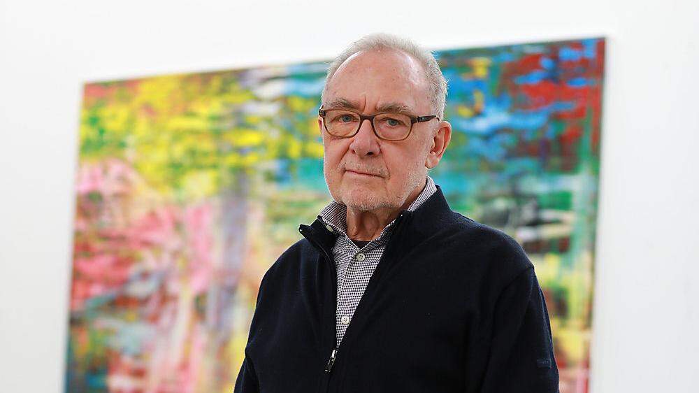  Der Künstler Gerhard Richter in seinem Kölner Atelier vor einem seiner Gemälde