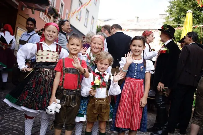 Rekordverdächtig viele Besucher tummelten sich schon am Vormittag rund um den Rathausplatz... Klicken Sie sich durch die Fotos!