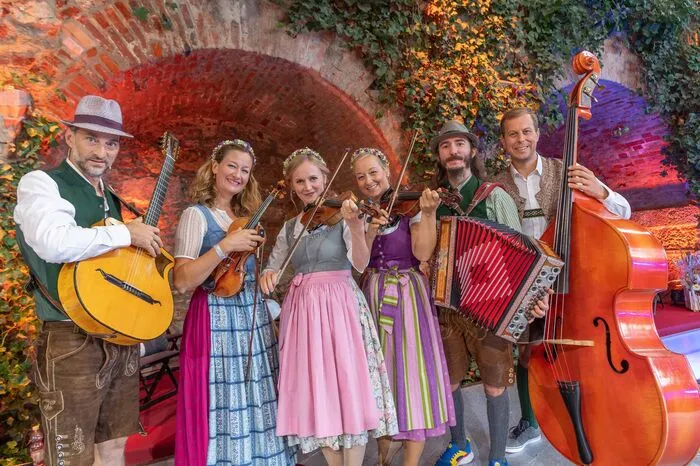 Auf der Bühne: die Musikerinnen und Musiker der Kobenzer Streich