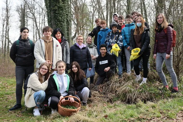 ... und die 3.b Klasse der Mittelschule Mureck sammelten im Rahmen des Workshops "Wildkräuter im Frühling" Kräuter in den Murauen.