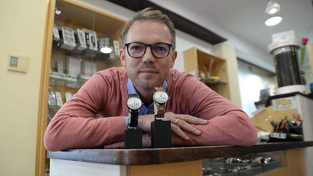 Daniel Winkler bietet in seinem Geschäft „Uhren Schmuck Winkler“ am Hauptplatz 28 in Völkermarkt eine &quot;Abstimmungsuhr“ an 