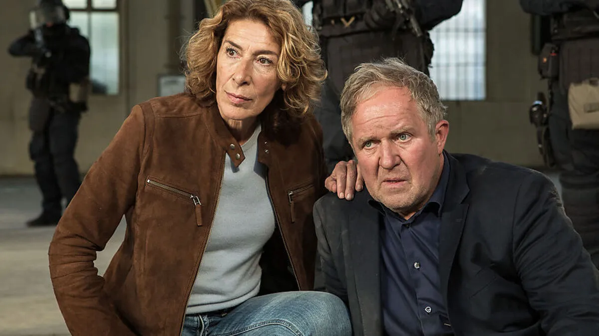 Kämpfen nicht nur mit korrupten selbsternannten Medizinern, sondern auch mit eigenen körperlichen Gebrechen: Bibi Fellner und Moritz Eisner