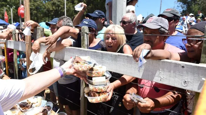 In der Stadt Minas im Süden des Landes grillten rund 100 Köche am Wochenende 16,5 Tonnen Fleisch.