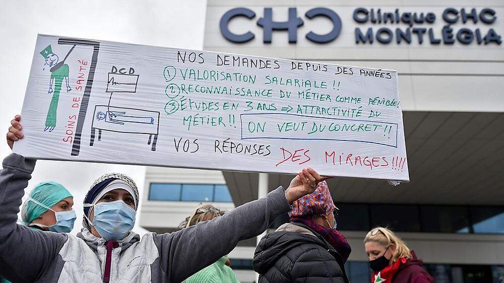 Protestaktion vor dem Krankenhaus in Liege: medizinisches Personal ist am Limit
