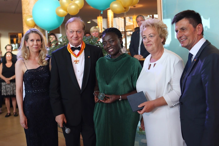 Klaus Sagmeister, Vizepräsident der Wirtschaftskammer Burgenland würdigte Johann Haberls Leistungen als Unternehmer mit einer Ehrenurkunde der Wirtschaftskammer Burgenland. Zu guter Letzt erhielt Frau Dr. Auma Obama für ihr großes Engagement in Afrika das offizielle Burgenländische Frauenehrenzeichen von LR Verena Dunst.