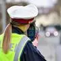 Man sieht eine Polizistin mit Lasermessgerät