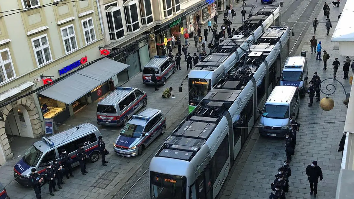 In der Herrengasse wurden zahlreiche Teilnehmer von der Polizei angehalten - weil sie keine Masken getragen hatten