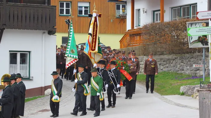 Der Trauerzug mit den Vereinen an der Spitze setzt sich in Bewegung