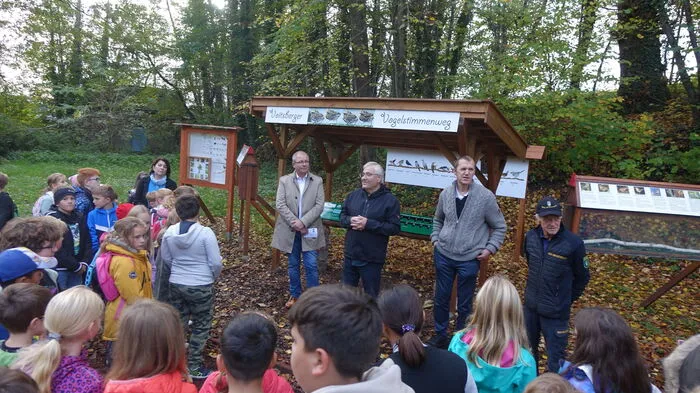 Im Schlosspark Greißenegg wurde eine Vogelstimmenanlage eröffnet, an der auf Knopfdruck der Gesang von 15 Vogelarten ertönt.