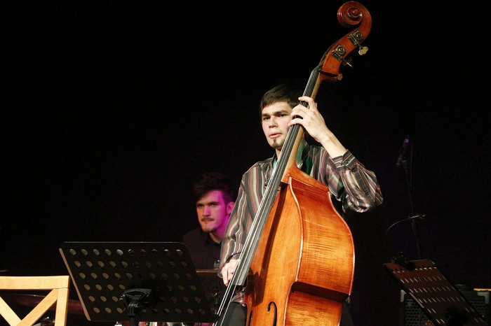 "Dort steht der Hörer einem breit gefächerten Instrumentarium gegenüber" freut sich Bassist Maximilian Kreuzer.