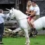 Im Video reitet Gabalier mit seiner "Lipstick Lady" auf einem "Einhorn" - links Pferdehalterin Laura