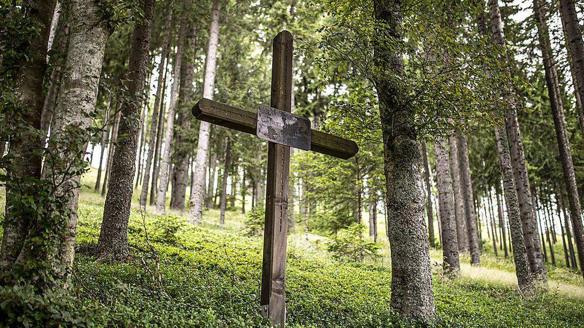 In Bad St. Leonhard steht ein Kreuz zum Andenken an den Mord an einem Revierförster