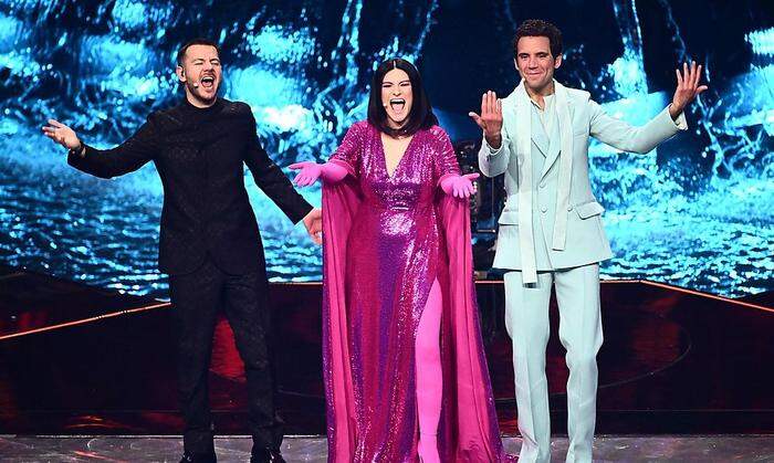Das Moderatoren-Trio: Alessandro Cattelan,  Laura Pausini und Mika in der Arena von Turin