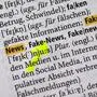 ABD0046_20170807 - ILLUSTRATION - Der Begriff 'Fake-News' für Falschnachrichten ist am 04.08.2017 in Berlin im neuen Duden zu sehen. Das Nachschlagewerk wurde um 5000 Wörter ergänzt und umfasst nun 145.000 Stichwörter.  (zu dpa-Meldung: ´Sprachpanscher oder Spiegel der Zeit? Duden um 5000 Wörter reicher» vom 07.08.2017) Foto: Jens Kalaene/dpa-Zentralbild/dpa +++(c) dpa - Bildfunk+++,sujet