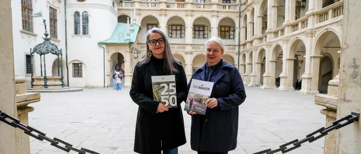 Gertraud Strempfl-Ledl und Karin Enzinger im Landhaushof, wo alles begann