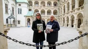 Gertraud Strempfl-Ledl und Karin Enzinger im Landhaushof, wo alles begann