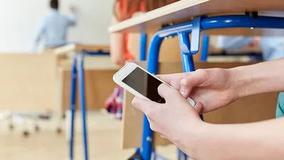 Der Maturant "konferierte" mit seinem Nachhilfelerher per Handy (Symbolfoto)