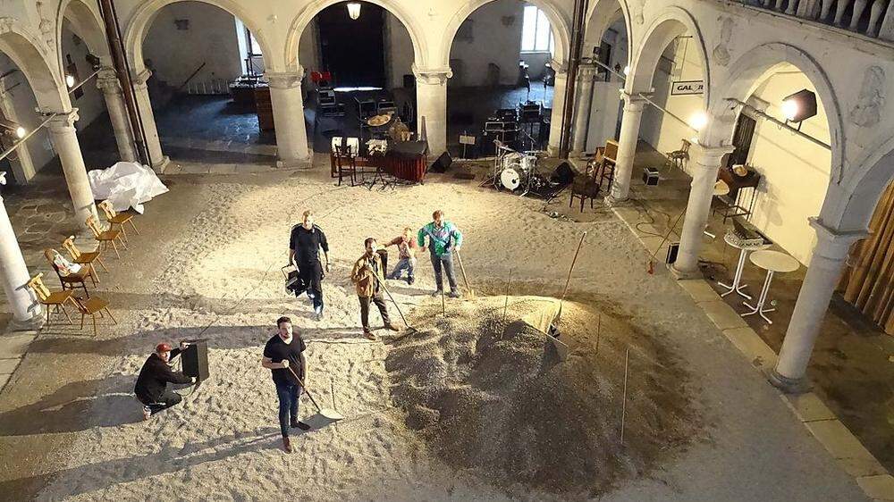 Ein ungewohntes Bild: Im Schlosshof Porcia dienen 20 Tonnen Schotter als Bühne für den "Jemann"