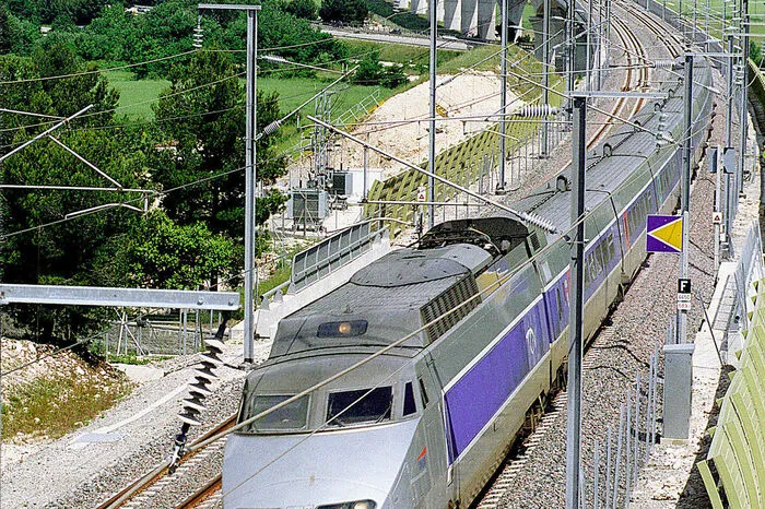 Der TGV war der erste Hochgeschwindigkeitszug, der in Europa in den Regelbetrieb ging. Pro Jahr nutzen über 125 Millionen Passagiere die Züge der französischen Bahngesellschaft SNCF. Die Regelgeschwindigkeit beträgt 320 km/h. Die Höchstgeschwindigkeit liegt allerdings bei 515 km/h.