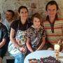 Kaspar Nickles und seine Frau Marina Tolazzi – hier mit ihren drei Kindern – betreiben im friulanischen Val Aupa eine biologische Landwirtschaft und beherbergen Gäste auf ihrem Hof