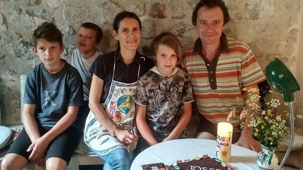 Kaspar Nickles und seine Frau Marina Tolazzi – hier mit ihren drei Kindern – betreiben im friulanischen Val Aupa eine biologische Landwirtschaft und beherbergen Gäste auf ihrem Hof