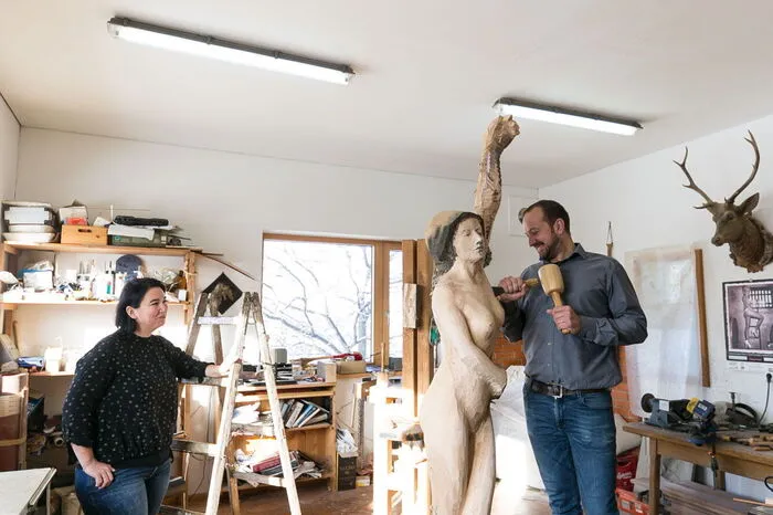 Holz ist das Material, aus dem Thomas Rauch in seinemAtelier unter dem Lokal seine vielgestaltigen Skulpturen erschafft.