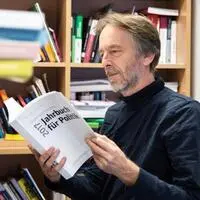 Heinz P. Wassermann in seinem Büro