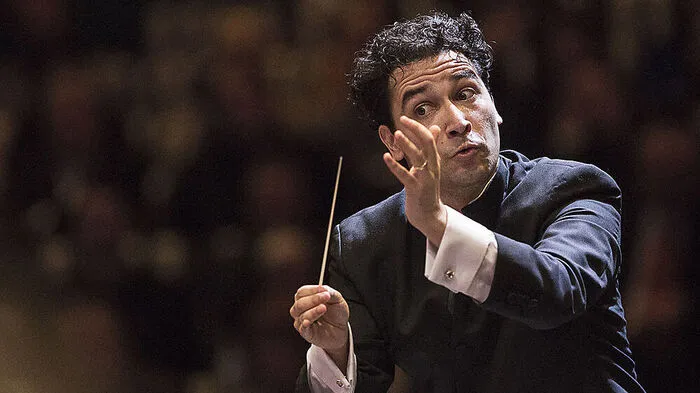 Andrés Orozco-Estrada leitet in Stainz das Orchester