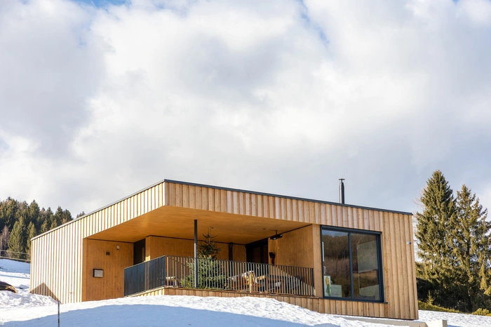 Von Mai bis Oktober 2021 entstand hier in Hirschegg-Pack ein Chalet in Massivholzbauweise mit einer Wohnfläche von 73 Quadratmetern und geräumiger, überdachter Terrasse.