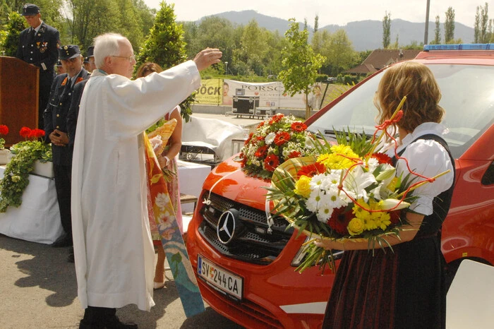 Stadtpfarrer Rudolf Pacher führte die Fahrzeugsegnung durch