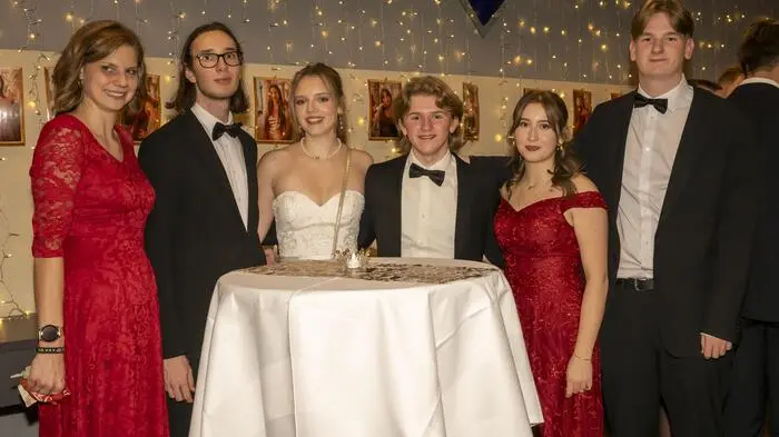„Es ist uns eine Ehre den Ball im Fuchspalast abhalten zu können und wir möchten uns für die Unterstützung von der Schule, den Eltern und den Sponsoren bedanken“, betonen die Mitglieder des Ballkomitee: Georg Buchacher und  Franziska Pfandl. Weitere Mitglieder des Ballkomitee: Xenia Leczek, Felix Nagelschmied, Elisabeth Müller, Ylva Völker und Pius Erharter. 