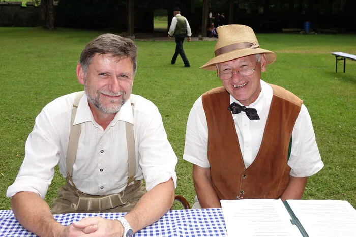 Die Brüder Erich und Gerhard Niederhofer (r.) sind treibende Kräfte bei den Nostalgischen Spaziergängen, die der Museumsverein Eisenerz in der Stadt am Erzberg für Einheimische und Gäste veranstaltet.