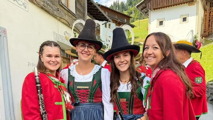 Die jungen Lesachtalerinnen genossen die Stimmung beim St. Lorenzner Kirchtag