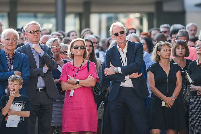 Unter den interessierten Beobachtern: Stadtrat Günther Riegler und Landtagspräsidentin Bettina Vollath. Links von ihnen: Stadtmuseumschef Otto Hochreiter.