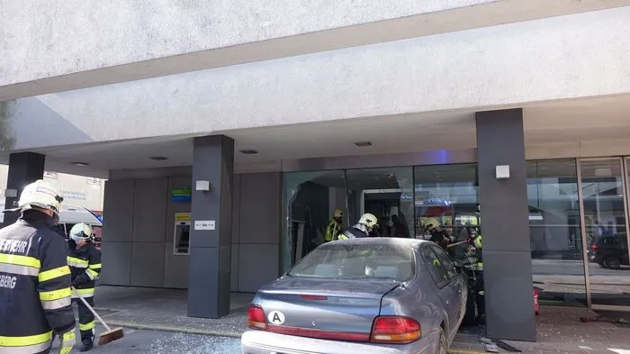 Weil der Lenker das Gas- mit dem Bremspedal verwechselt hatte, schlitterte er durch das Portal einer Voitsberger Bankfiliale.
