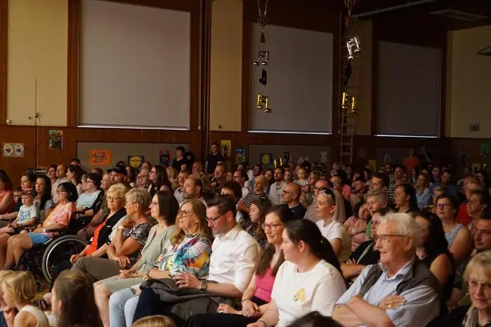 Auch Bürgermeister Georg Preßler, welcher im Musical von den Schülerinnen und Schülern dargestellt wurde, durfte sich ein bestimmtes Lied im „Wurlitza“ wünschen und dazu seine eigene Geschichte erzählen.