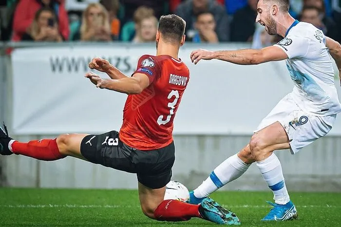 Aleksandar Dragovic: 5 Umsichtig und zweikampfstark wie das ganze Jahr 2019. Schließt mit seiner Form an das Jahr 2015 an. Kompromisslos,genaue Pässe und antizipativ auf ganz hohem Niveau. 
