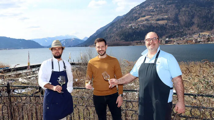 Stiftsschmiede in Ossiach von Gerhard Satran (rechts), Landesrat Sebastian Schuschnig und Sohn Florian Satran (links)