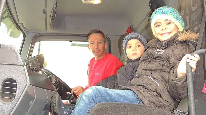 Kleine Müllmänner: Tobias (7) und Fabian (4) aus Kirchbach durften bei Albert Wurzinger (Saubermacher) mitfahren