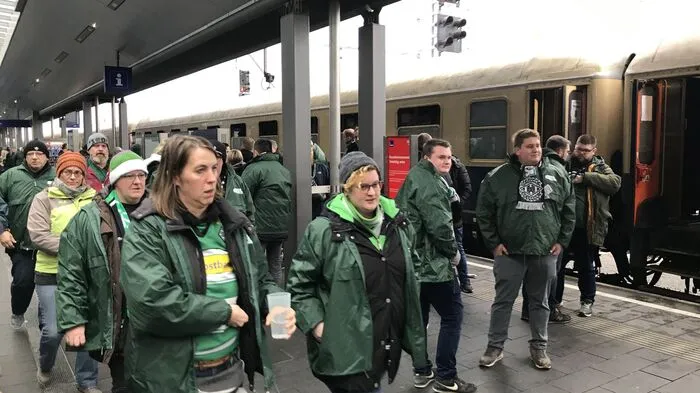 Zu Mittag traf am Donnerstag der Sonderzug in Graz ein: Hunderte Gladbachfans waren die ganze Nacht unterwegs gewesen, um heute Ihre Mannschaft beim Europa-League-Spiel gegen den WAC anfeuern zu können.