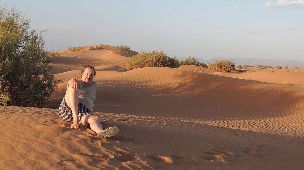 Verleger und Autor Gernot Ragger in der Sahara-Wüste, wo er auch übernachtete 
