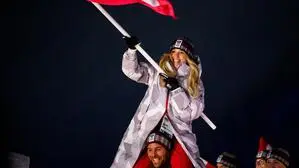 Österreichs Fahnenträger: Anna Gasser wurde von Benjamin Karl auf Händen getragen