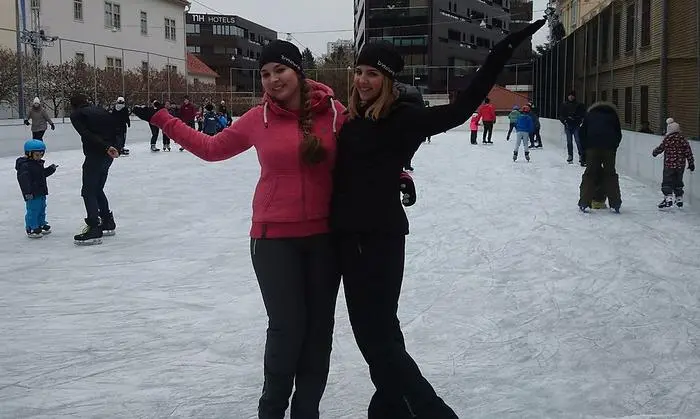 Mara (links) und Alena bringen Kindern das Eislaufen bei.