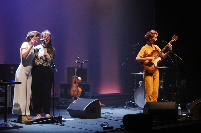2016 mit einem Amadeus ausgezeichnet, begeisterte  "Schmieds Puls" mit  Mira Lu Kovacs mit Gitarre und Gesang, Kathrin Kolleritsch am Schlagzeug und Beate Wiesinger am Bass ihre Fans.